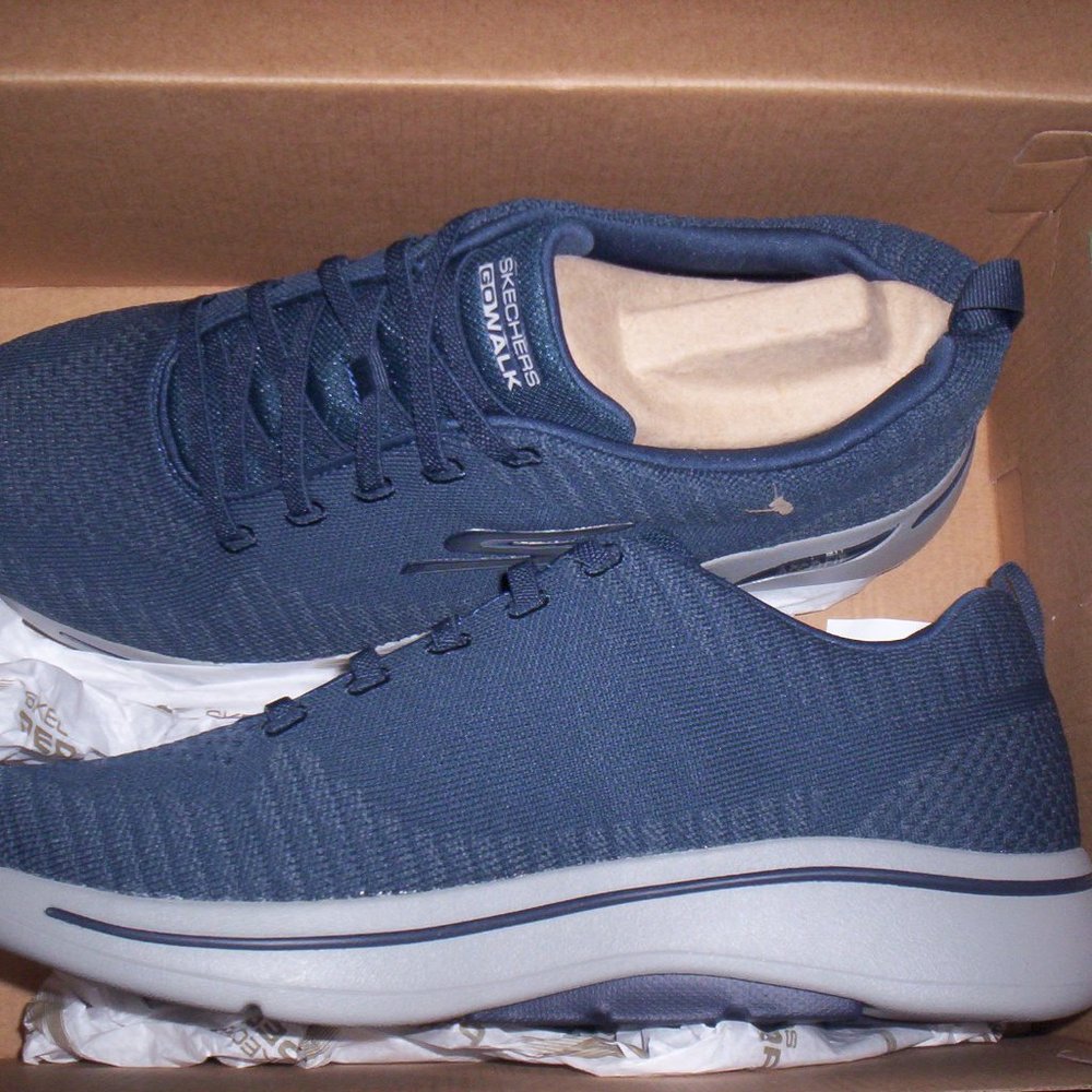 BRAND NEW, MEN'S SKECHERS ARCH FIT SIZE 12